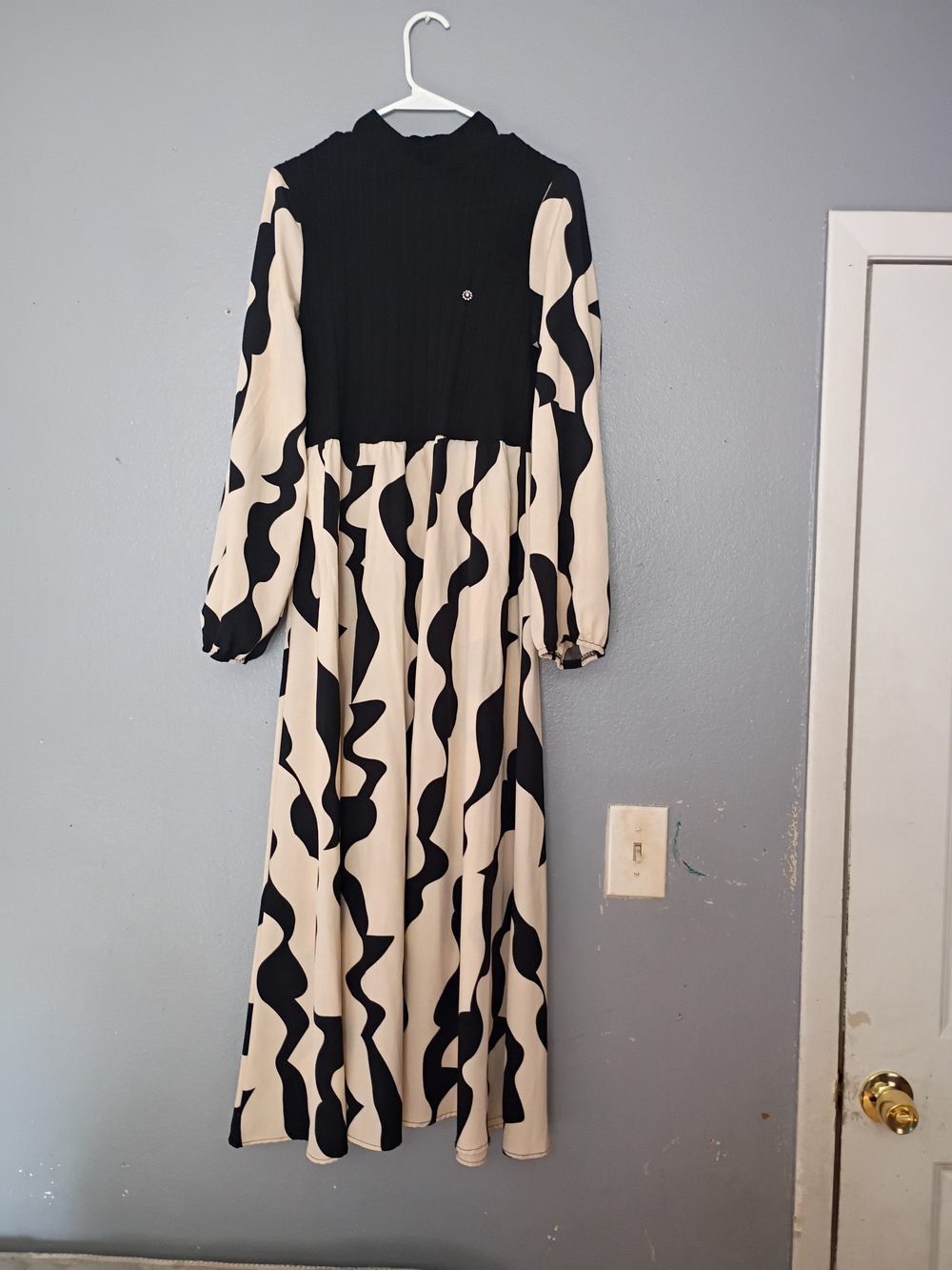 Black and Cream Long-Sleeve Maxi Dress with Abstract Wave Pattern